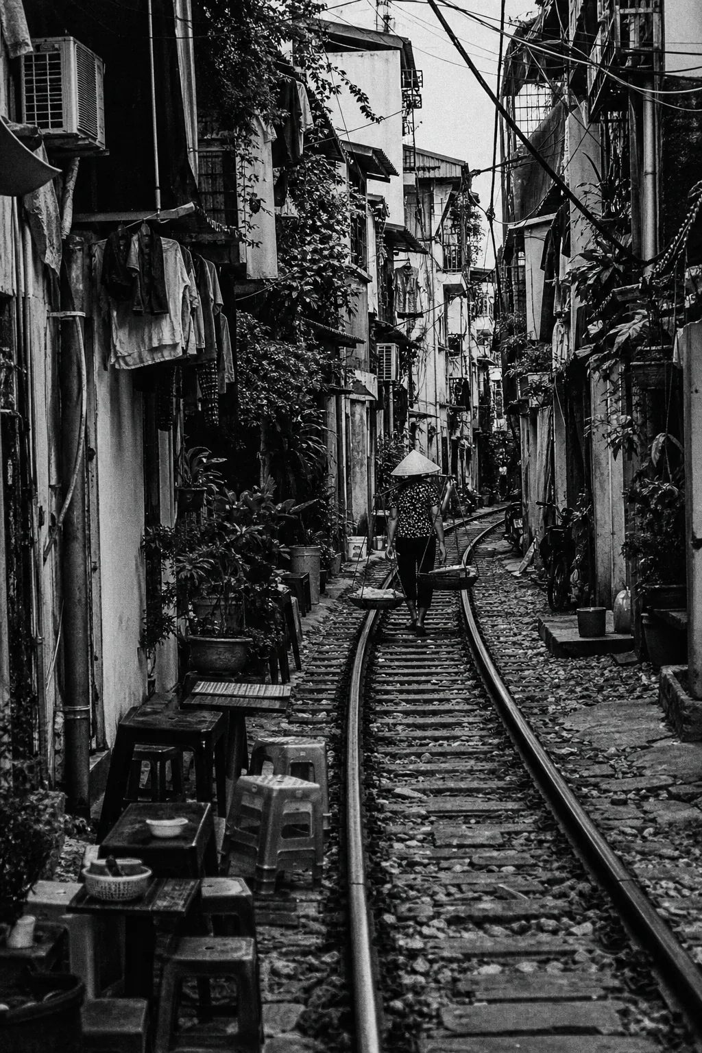 河内老城一条窄巷,单轨铁道从两排民居之间穿过